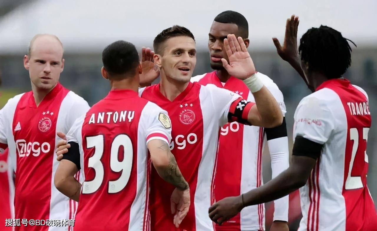 内马尔派对女郎：别骂我了，我只是做自己的工作而已，没想当正宫.